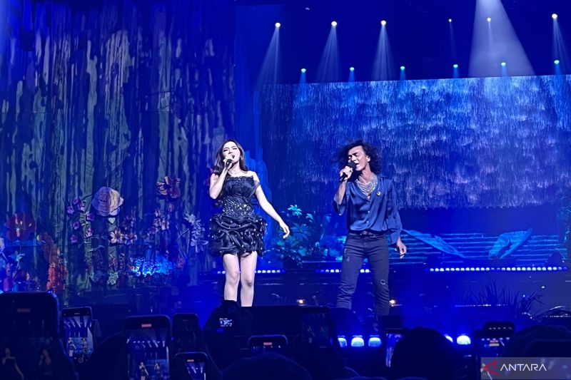 Kaka Slank nyanyikan lagu "Sia-Sia" di konser KOMA Mahalini