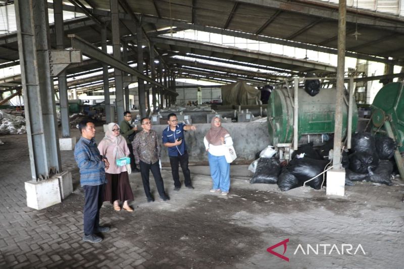 Mendiktisaintek puji pengolahan sampah terintegrasi milik UGM