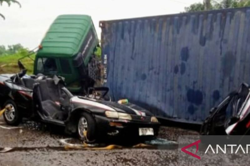 Kecelakaan Karawang hari ini: 3 orang tewas, kontainer timpa sedan