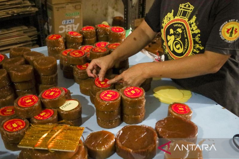 Menempel stiker kue keranjang jelang Imlek