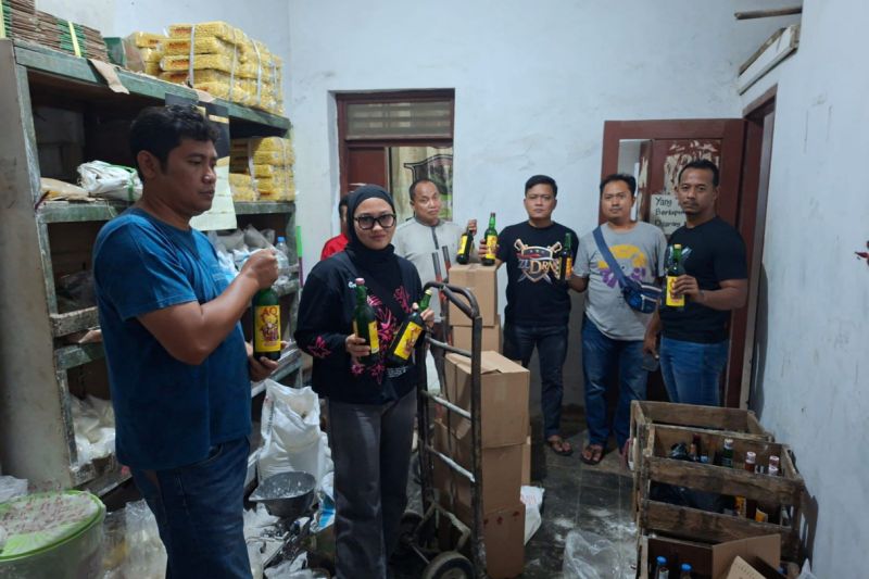 Polresta Cirebon menggencarkan razia tekan peredaran miras saat Ramadhan