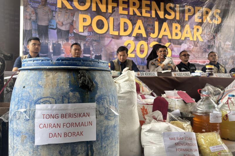 Polda membongkar pabrik mie mengandung formalin dan boraks di Garut