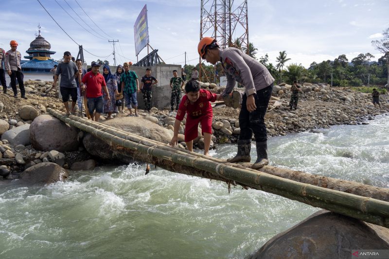 Polri segera selesaikan dua jembatan bailey di lokasi bencana Agam