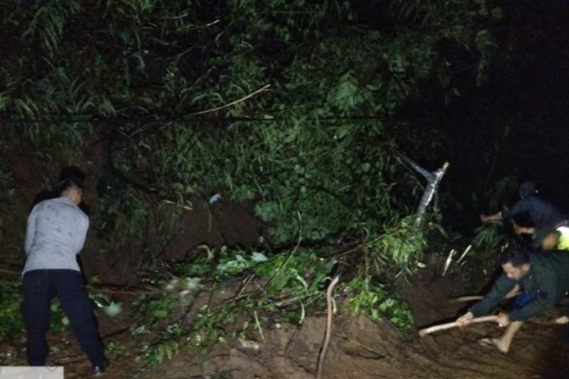 Jalur Banjarwangi selatan Garut yang tertutup longsor kembali normal