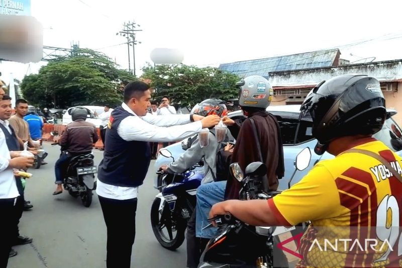 Polda Gorontalo bagikan takjil disertai pesan jaga kamtibmas