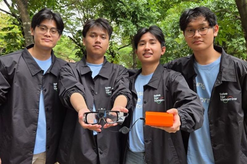 UI students develop smart glasses for visually impaired runners