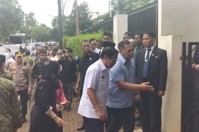 Agum Gumelar dan Taufik Hidayat melayat ke kediaman Try Sutrisno