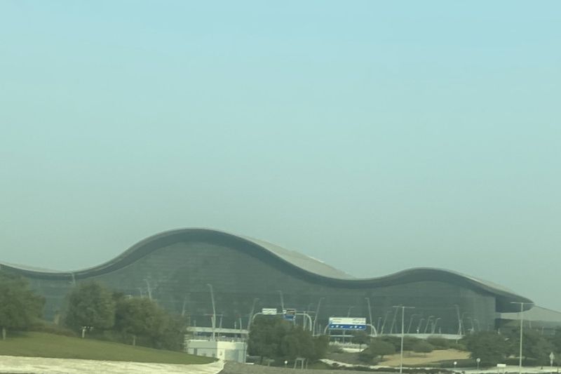 Penerbangan di UEA mulai beroperasi terbatas