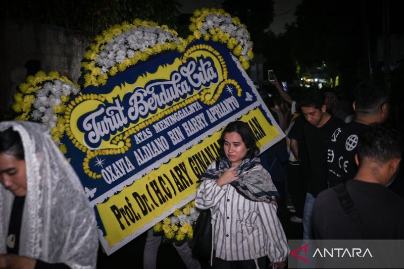 Industri musik berduka, rekan artis hadiri rumah duka Vidi Aldiano