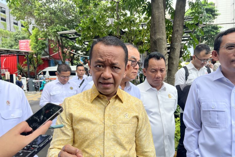 Bahlil akan beri insentif konversi motor bensin jadi listrik - ANTARA News