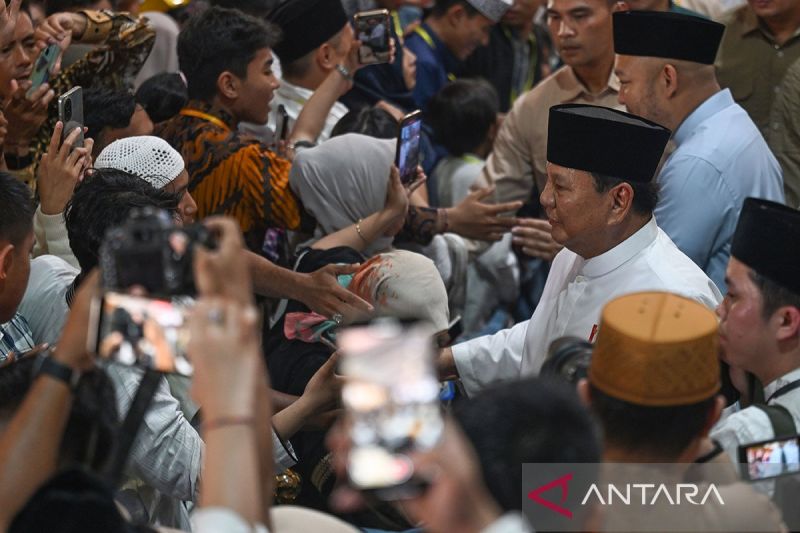 Prabowo vows to sustain free meals, curb corruption