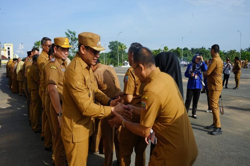 Kotabaru Deputy Regent urges ASN to be open to critism