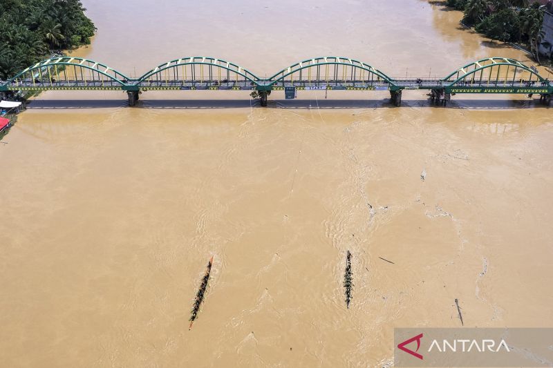 Meriahkan Lebaran, puluhan tim Balumbo Biduk beradu kecepatan di Sungai Batang Asai