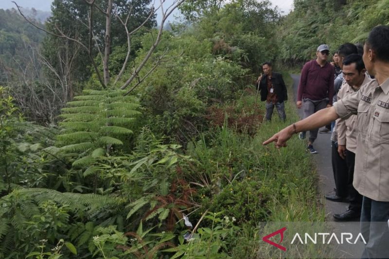 Waspada, jalan penghubung Desa Pelakat Muara Enim terancam longsor