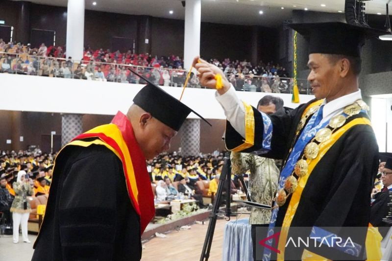ULM kukuhkan Kapolda dan istri raih doktor bersama 1.258 lulusan