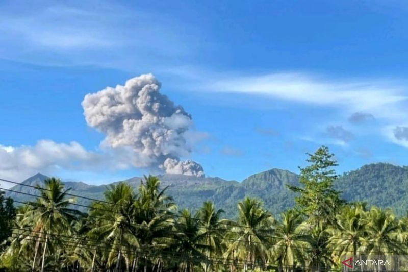 Gunung Dukono lontarkan abu vulkanik hingga 1.100 meter