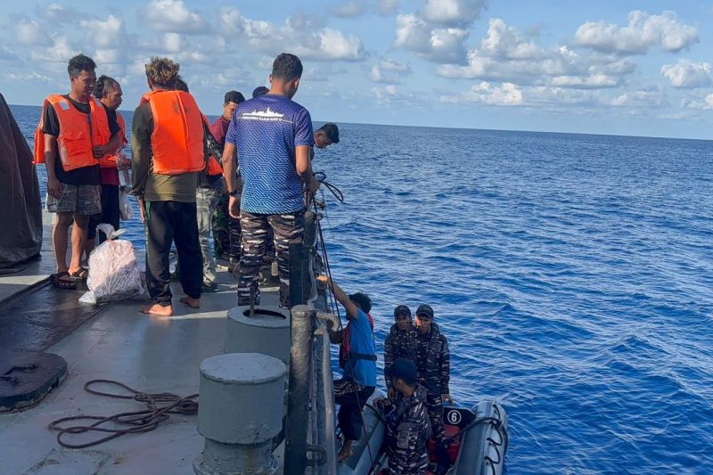 TNI AL berhasil evakuasi korban kapal terbakar di laut Natuna Utara