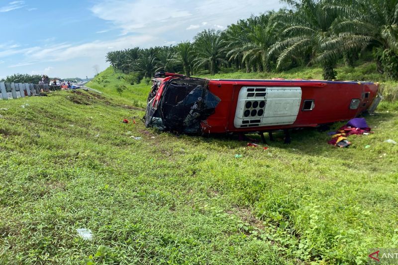 Bus Halmahera terbalik di Tol JMKT, 4 orang tewas