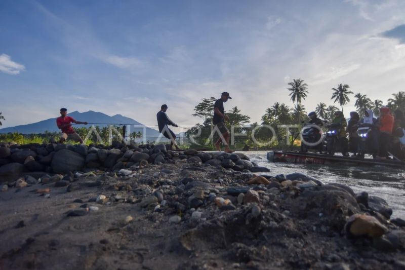 Warga masih menggunakan rakit di Padang Pariaman - ANTARA Sumbar