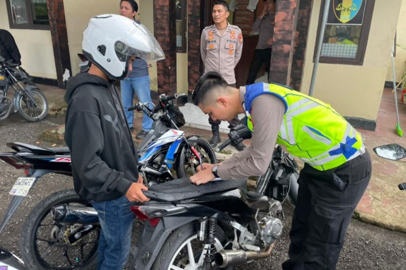 Cek fakta, pemotor menggunakan sandal jepit akan ditilang dan denda Rp250 ribu