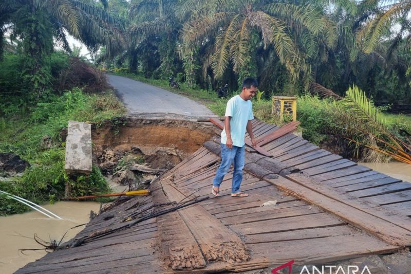 Jembatan darurat di Bandar Tarutung amblas dihantam banjir, akses warga terganggu