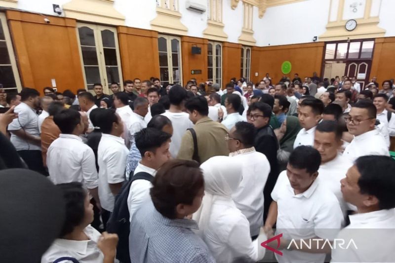 Ruang sidang diwarnai tangis haru usai empat terdakwa perkara aset PTPN divonis bebas