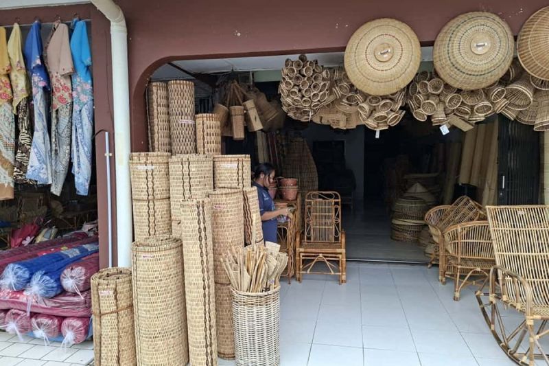Di sela mengajar, guru perbatasan menjaga anyaman bidai tetap hidup