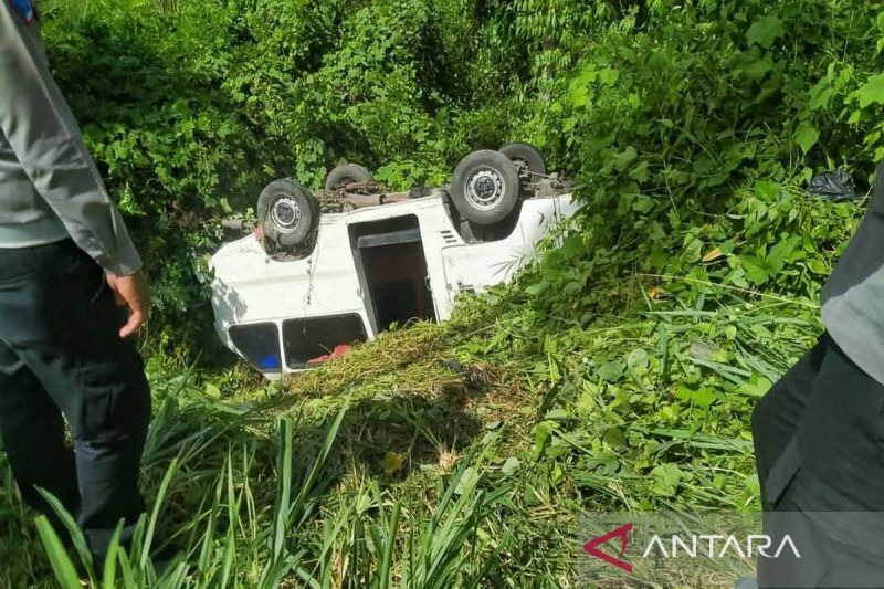 Angkot berisi santri terjun ke jurang di Madina, empat luka ringan