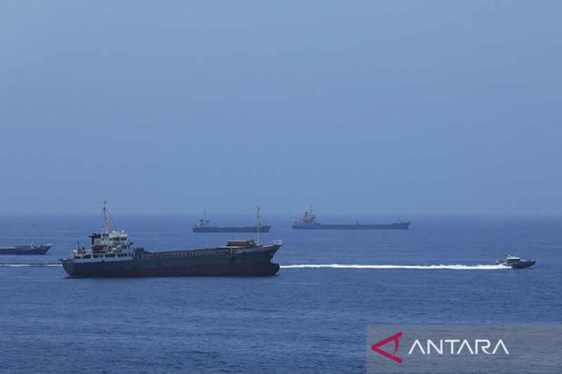Tanker meledak saat berusaha lewat Selat Hormuz penuh ranjau
