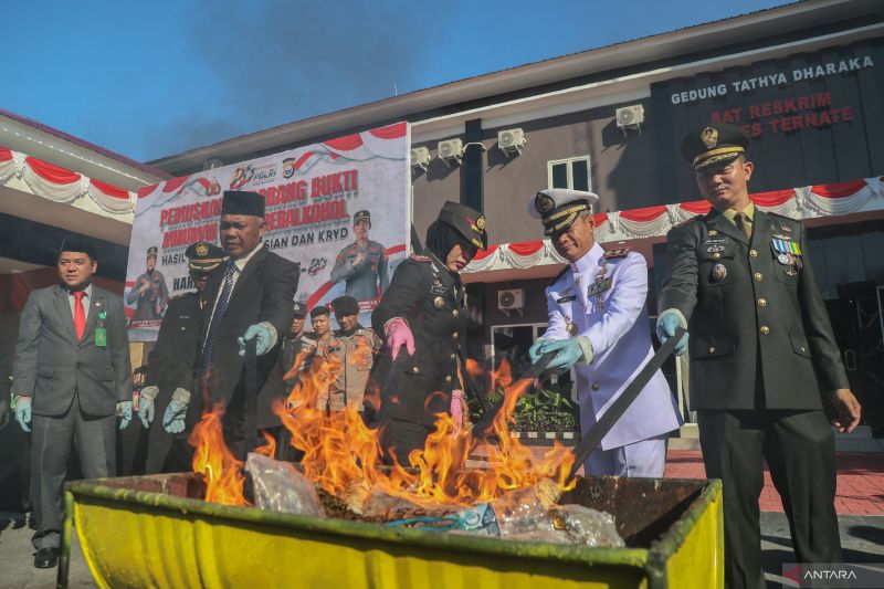 Pemusnahan barang bukti hasil operasi cipta kondisi di Ternate