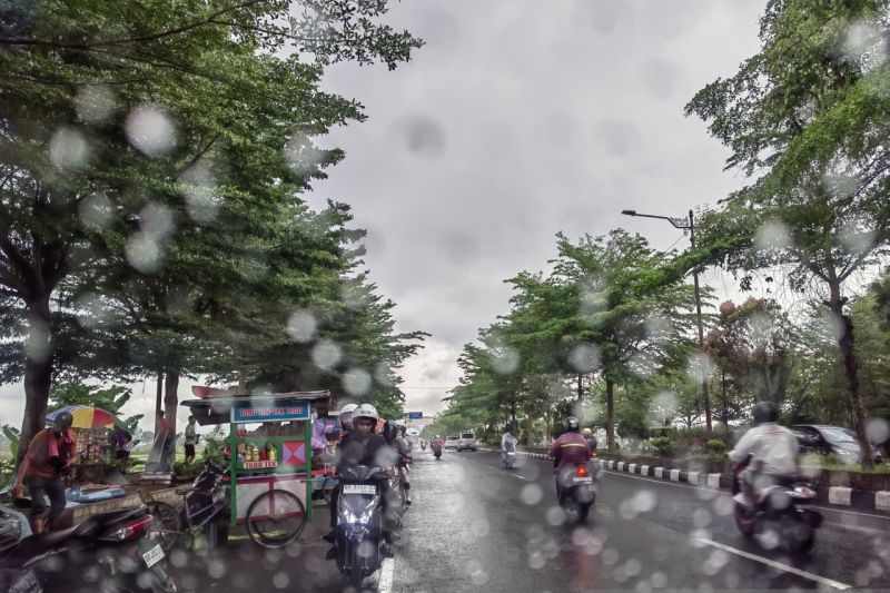 Senin, BMKG prakirakan hujan guyur mayoritas kota besar Indonesia