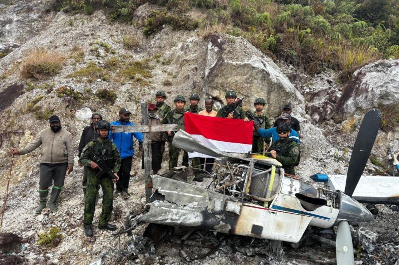 TNI dan masyarakat Yahukimo evakuasi sisa puing pesawat Pilatus