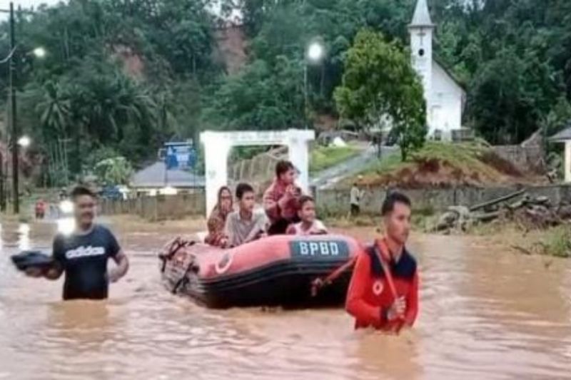 Tanggul sungai jebol, 200 KK terdampak banjir di Tapanuli Tengah