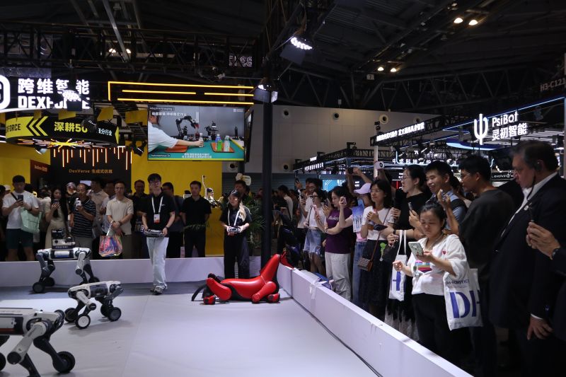 Lihat pameran AI, Airlangga sebut Indonesia bisa kejar ketertinggalan