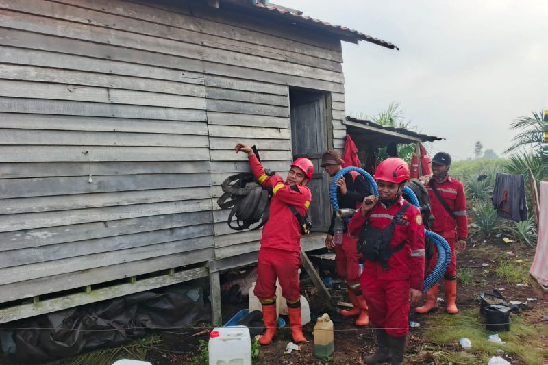 Percepat padamkan karhutla, Manggala Agni Riau nginap di rumah warga