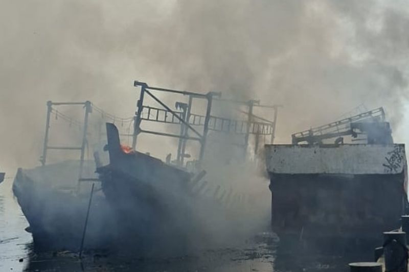 Korsleting saat perbaikan picu kebakaran tiga kapal di Muara Angke