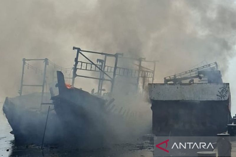 Polisi selidiki penyebab kebakaran tiga kapal di Muara Angke