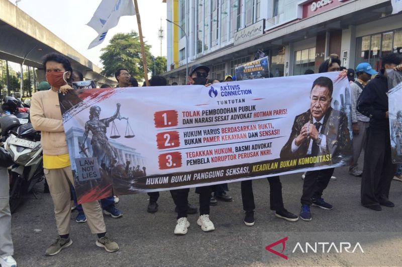 Polisi kawal aksi unjuk rasa aktivis di kantor Hotman Paris di Jakut