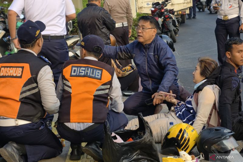 Dishub Jaksel dan Polri evakuasi korban kecelakaan di MT Haryono