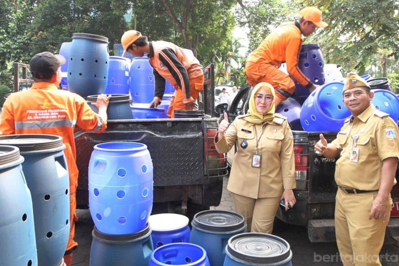 Kebayoran Lama distribusi 349 tong biopori jumbo untuk kelola sampah