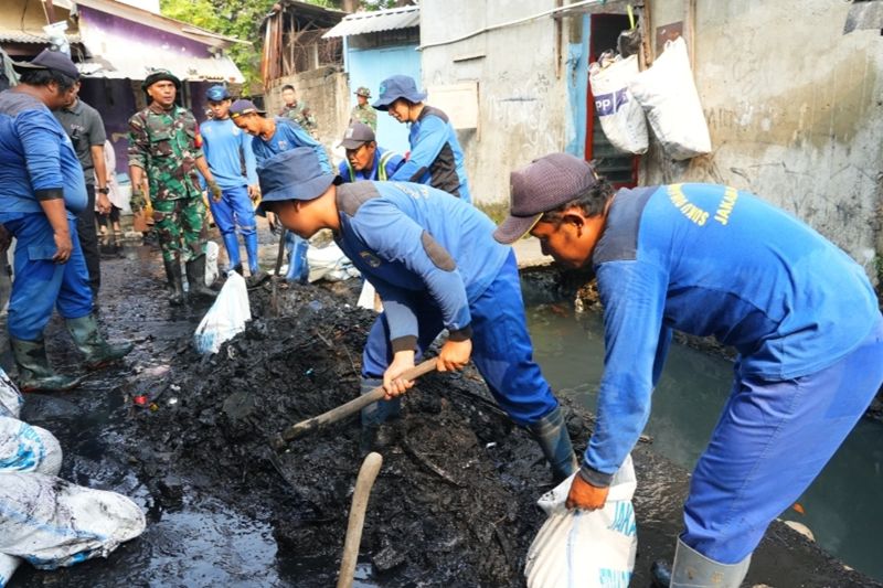 Pemkot Jakbar gencarkan pengurasan lumpur saluran hingga akhir tahun