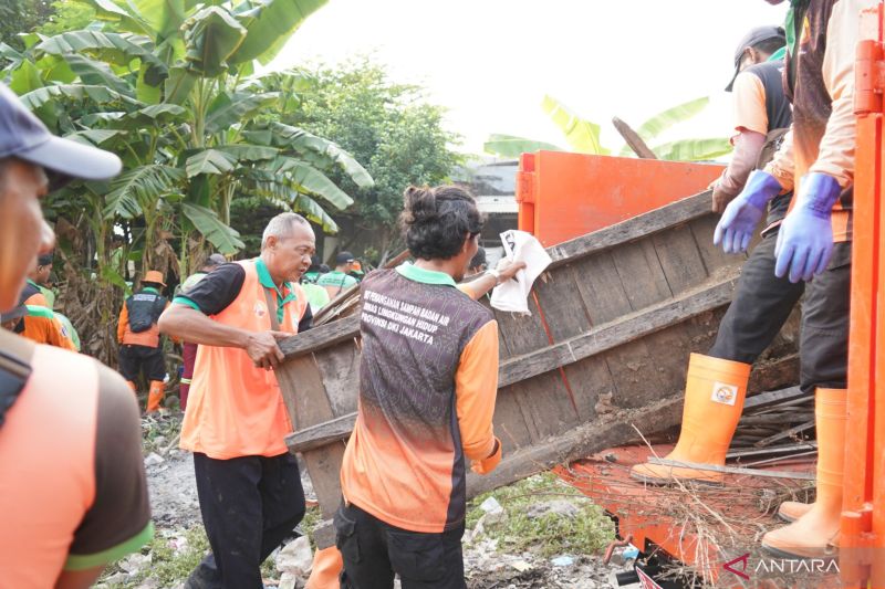 Pemkot Jaktim bersihkan lahan bakal RTH Taman Cakung Cilincing