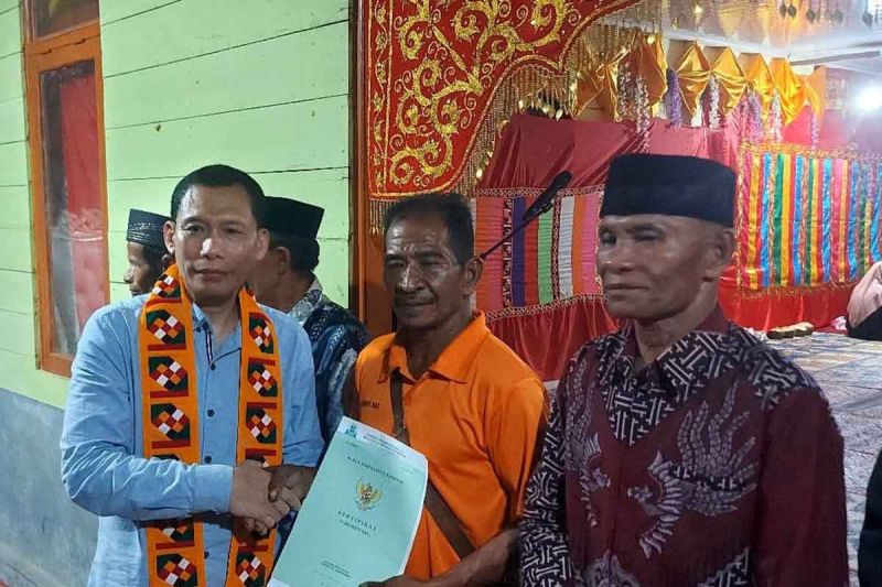 226 keluarga transmigrasi di Pulau Simeulue terima sertifikat tanah