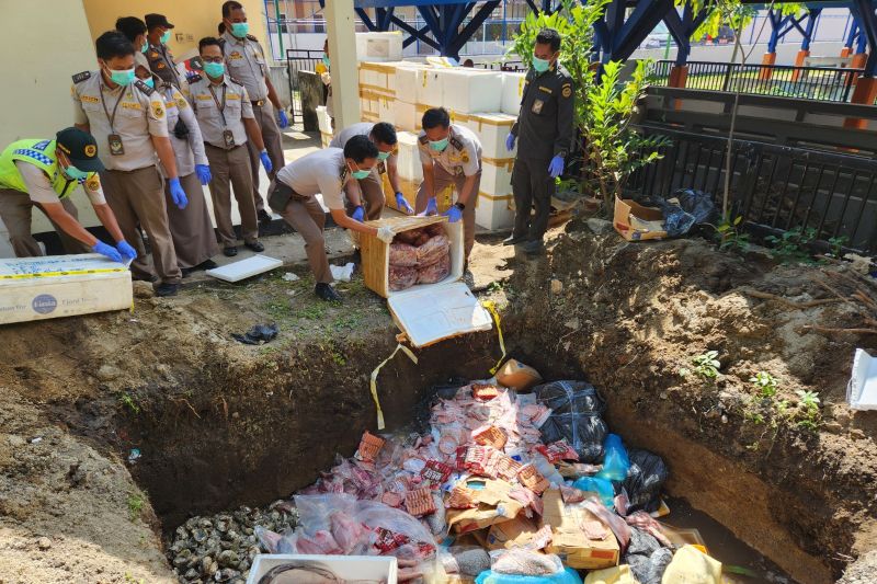 Karantina NTB musnahkan tiga ton produk hewan dan ikan tanpa dokumen