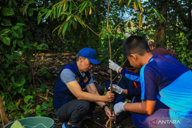 Pelajar Kota Bogor tanam pohon dan bersihkan Kali Cipakancilan