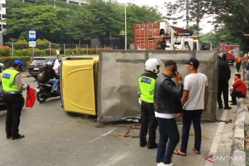 Truk sembako terguling di flyover Rawa Buaya