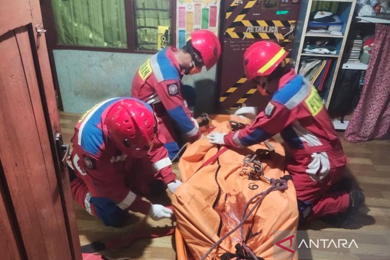 Gulkarmat Jaktim evakuasi jenazah pria di Jatinegara