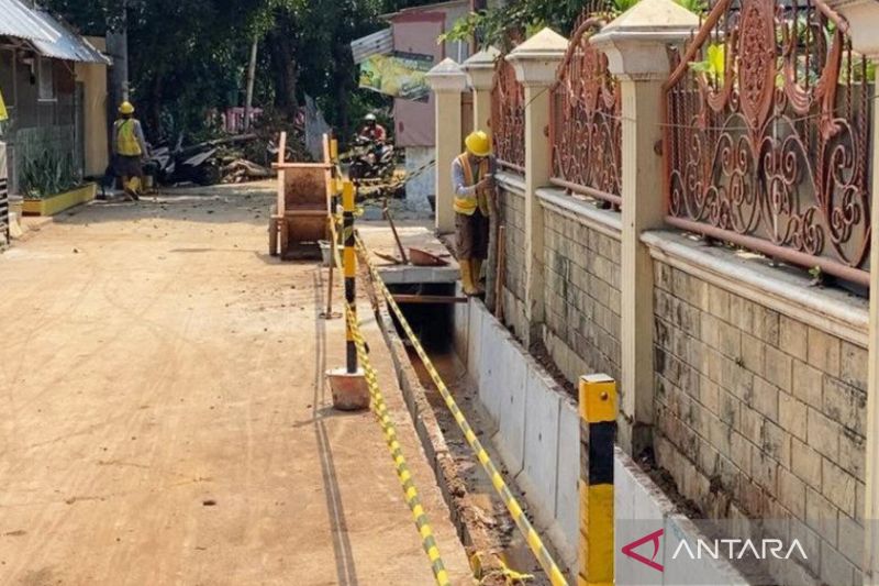 Pemkot Jaktim revitalisasi saluran air di Malaka Jaya cegah banjir
