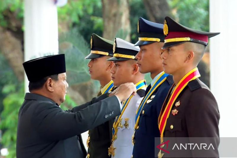 Prabowo sematkan tanda pangkat kepada empat penerima Adhi Makayasa