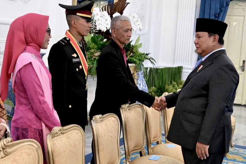 Prabowo jamu perwira muda dan keluarga di Istana